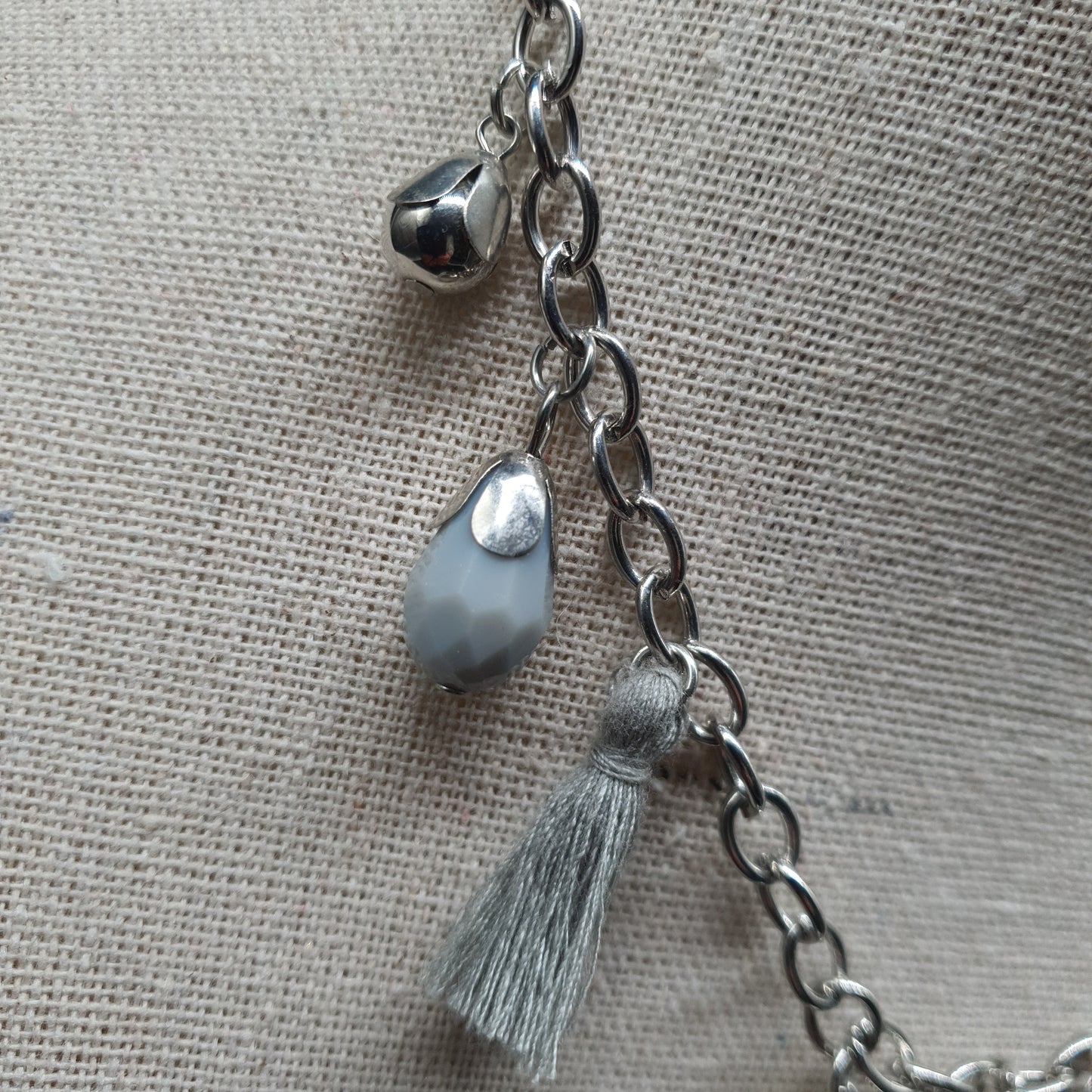 Collier acier inoxydable argenté – pendentif pompon et perles à facettes