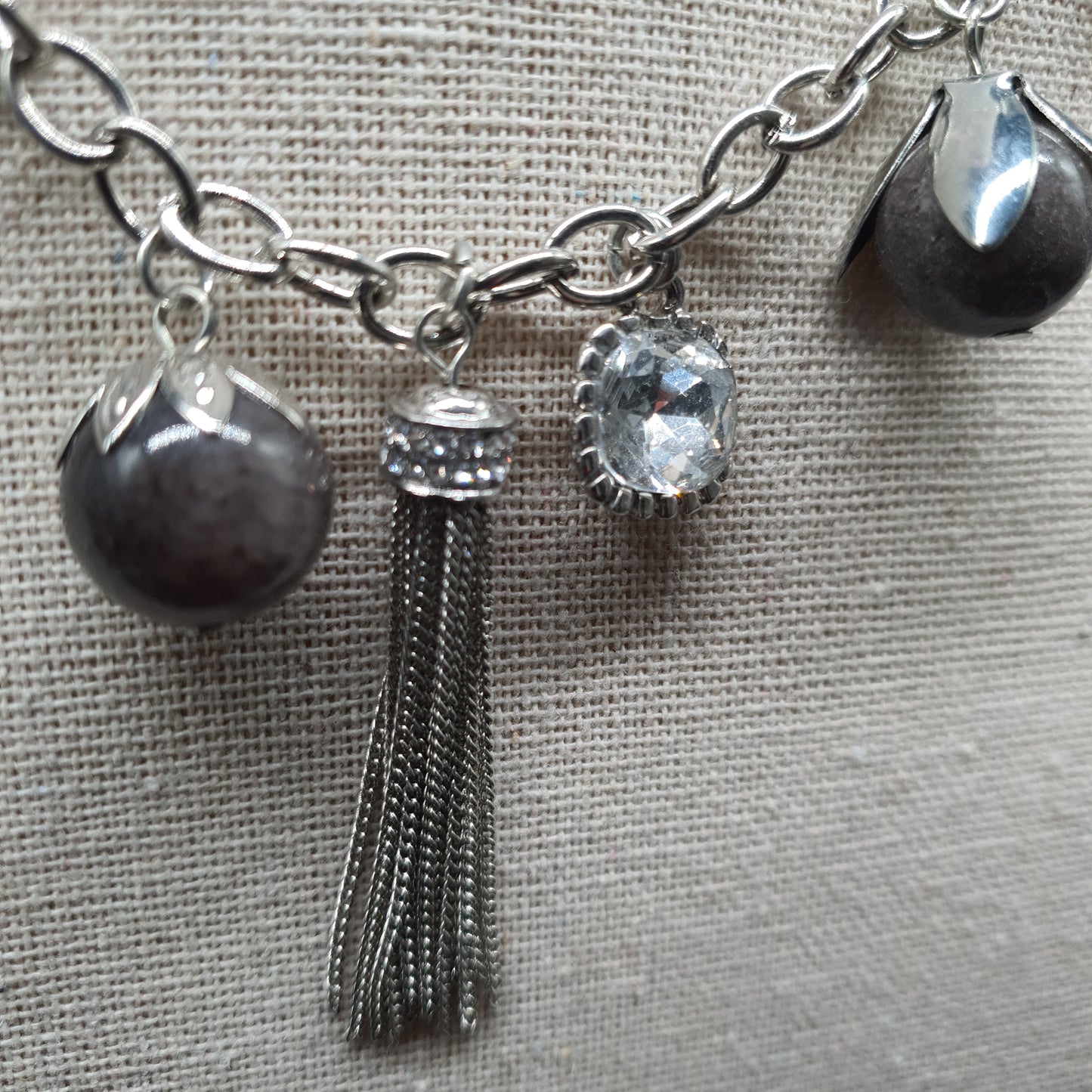 Collier acier inoxydable argenté – pendentif pompon et perles à facettes