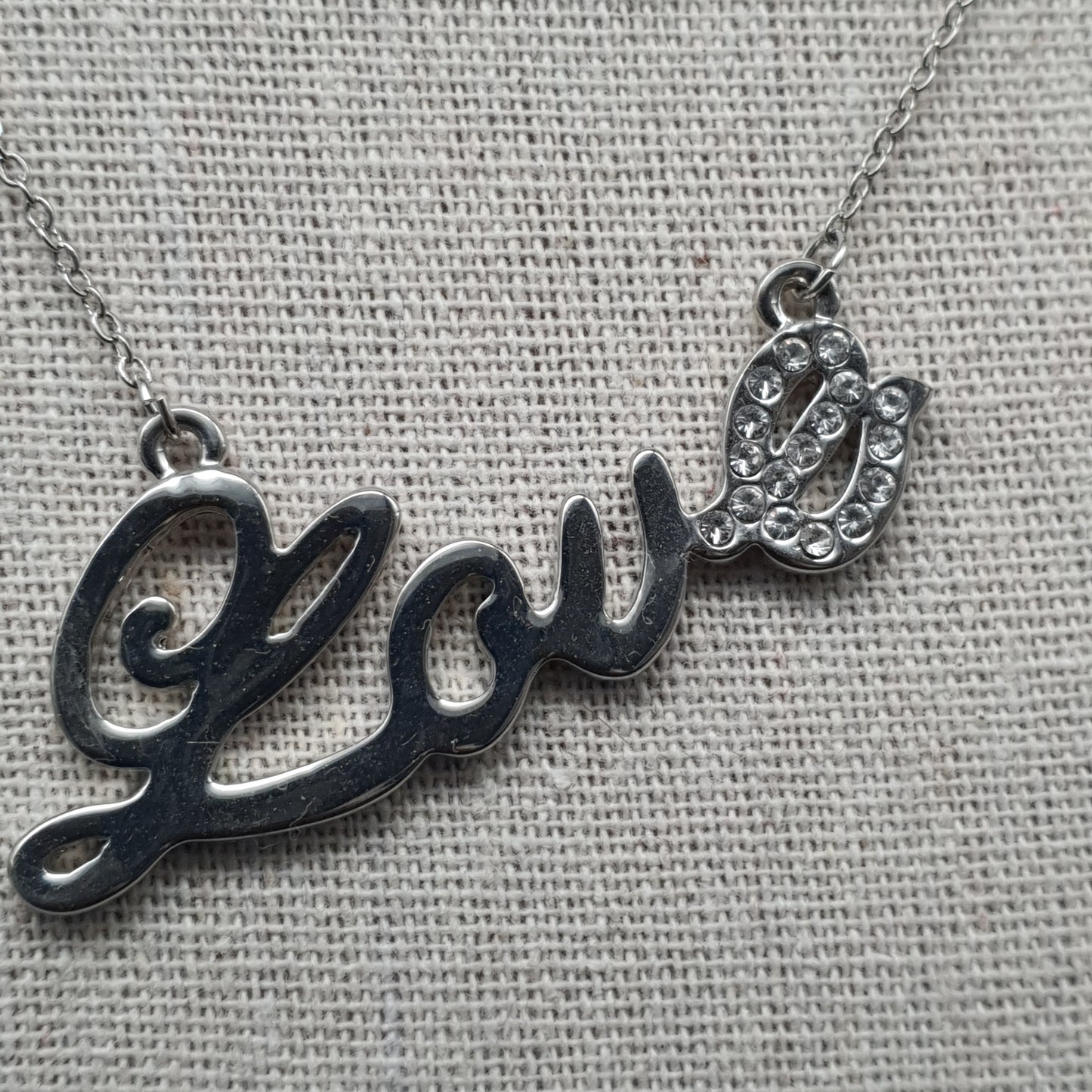 Collier acier inoxydable argenté – pendentif "Love" en strass, maille forçat