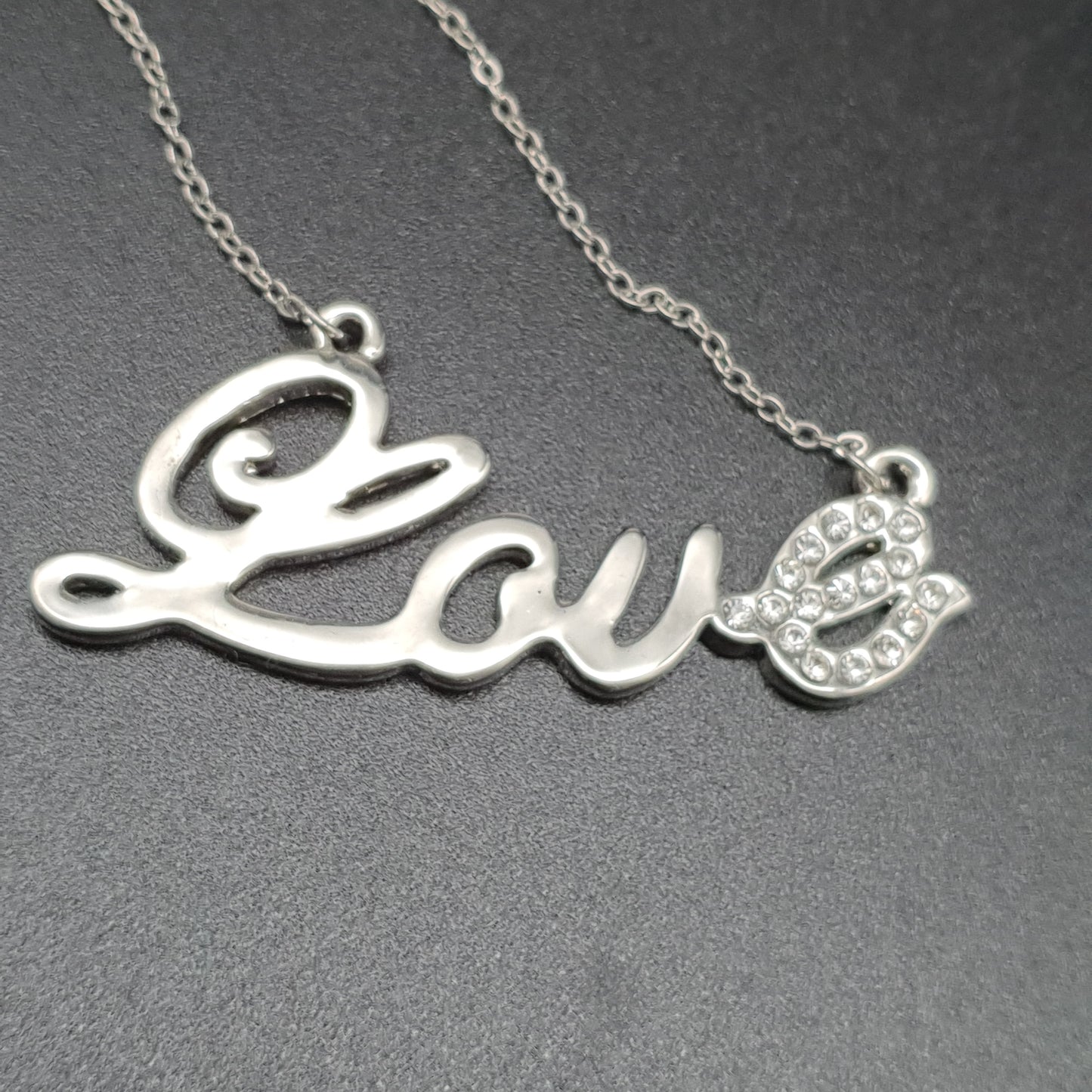 Collier acier inoxydable argenté – pendentif "Love" en strass, maille forçat
