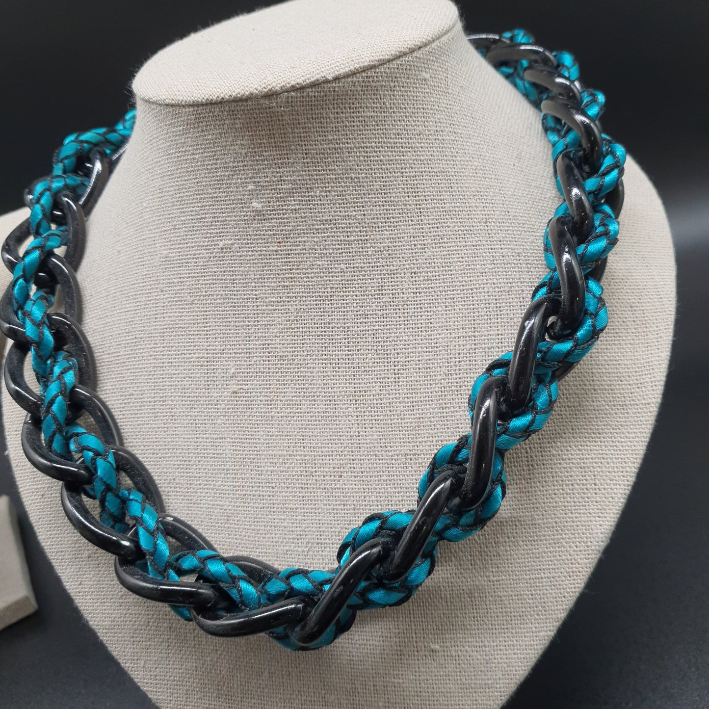 Collier métal noir gros maillons ovales bleu canard émaillés – chaîne moderne et élégante