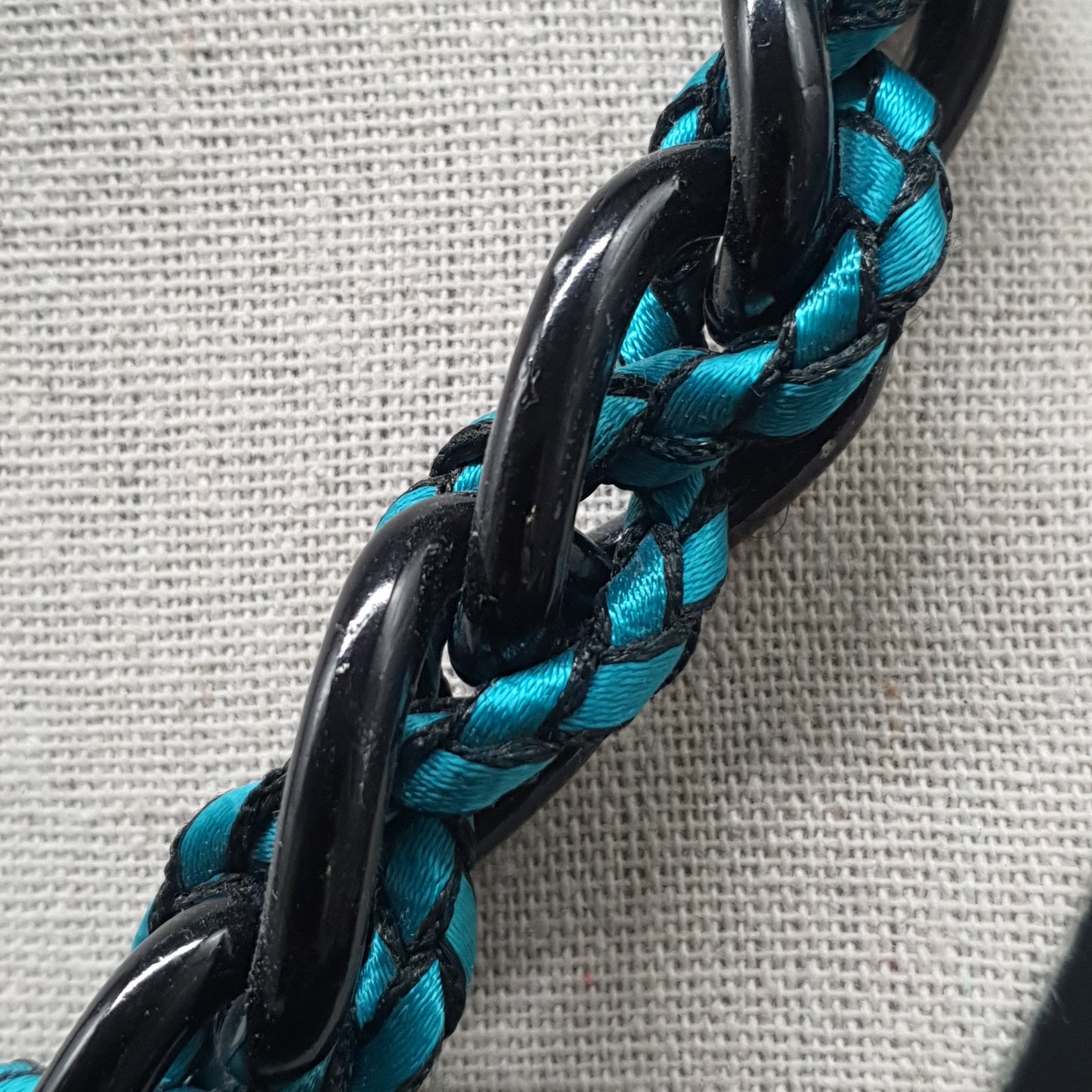 Collier métal noir gros maillons ovales bleu canard émaillés – chaîne moderne et élégante