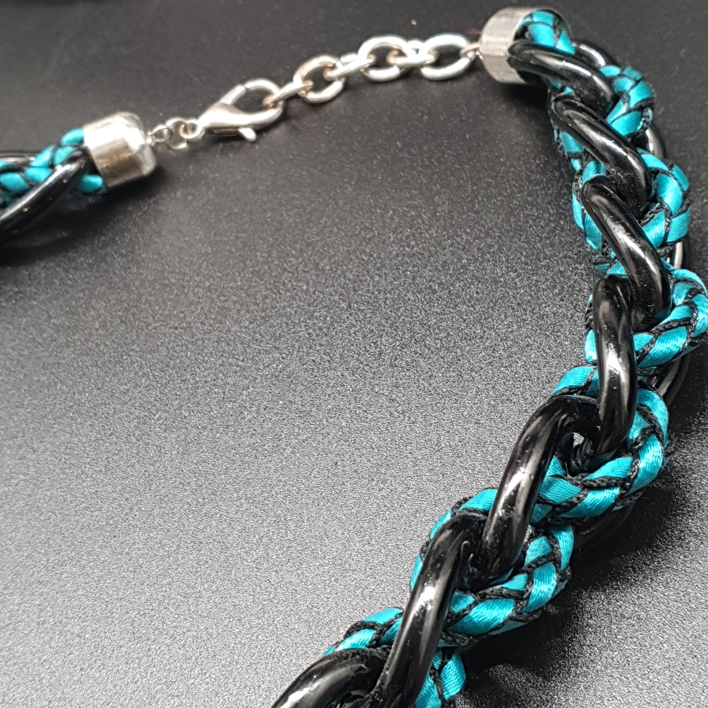 Collier métal noir gros maillons ovales bleu canard émaillés – chaîne moderne et élégante