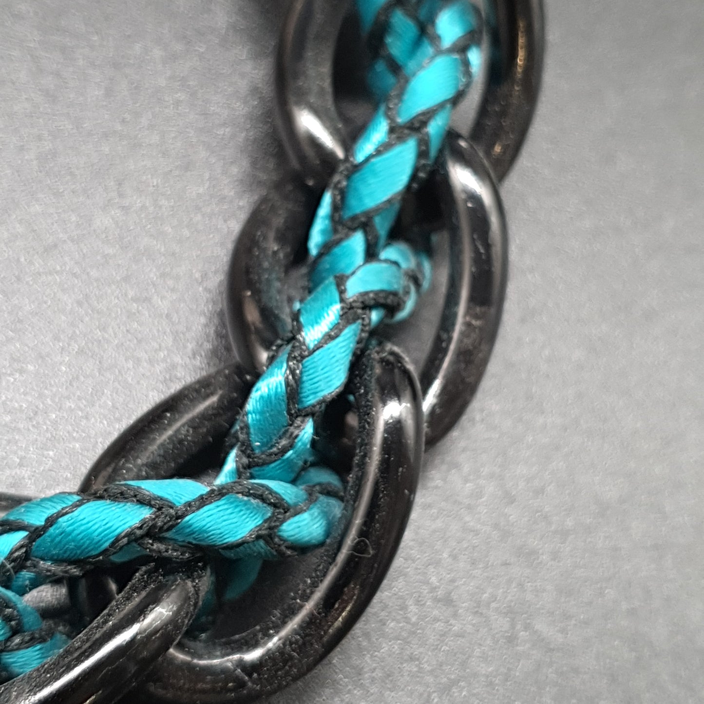 Collier métal noir gros maillons ovales bleu canard émaillés – chaîne moderne et élégante