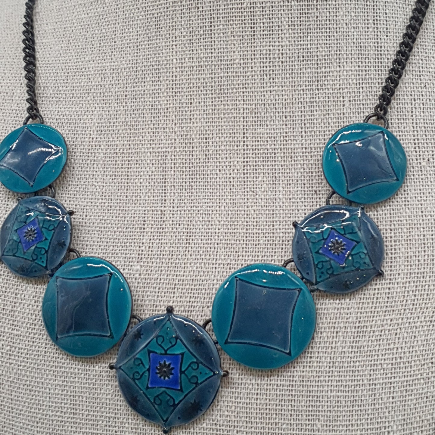 Collier acier inoxydable argenté – pendentifs ronds décorés émaillés bleus