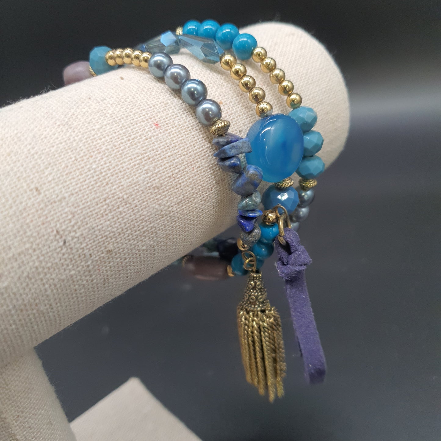 Bracelet triple rang fil mémoire perles eau douce pierre naturelle facettes fantaisie pompon chaînette suédine