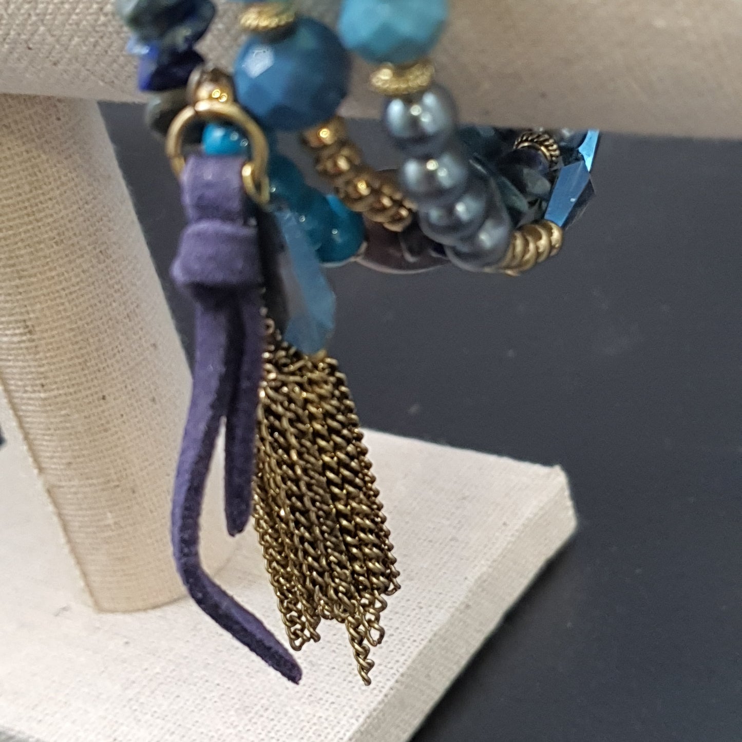 Bracelet triple rang fil mémoire perles eau douce pierre naturelle facettes fantaisie pompon chaînette suédine