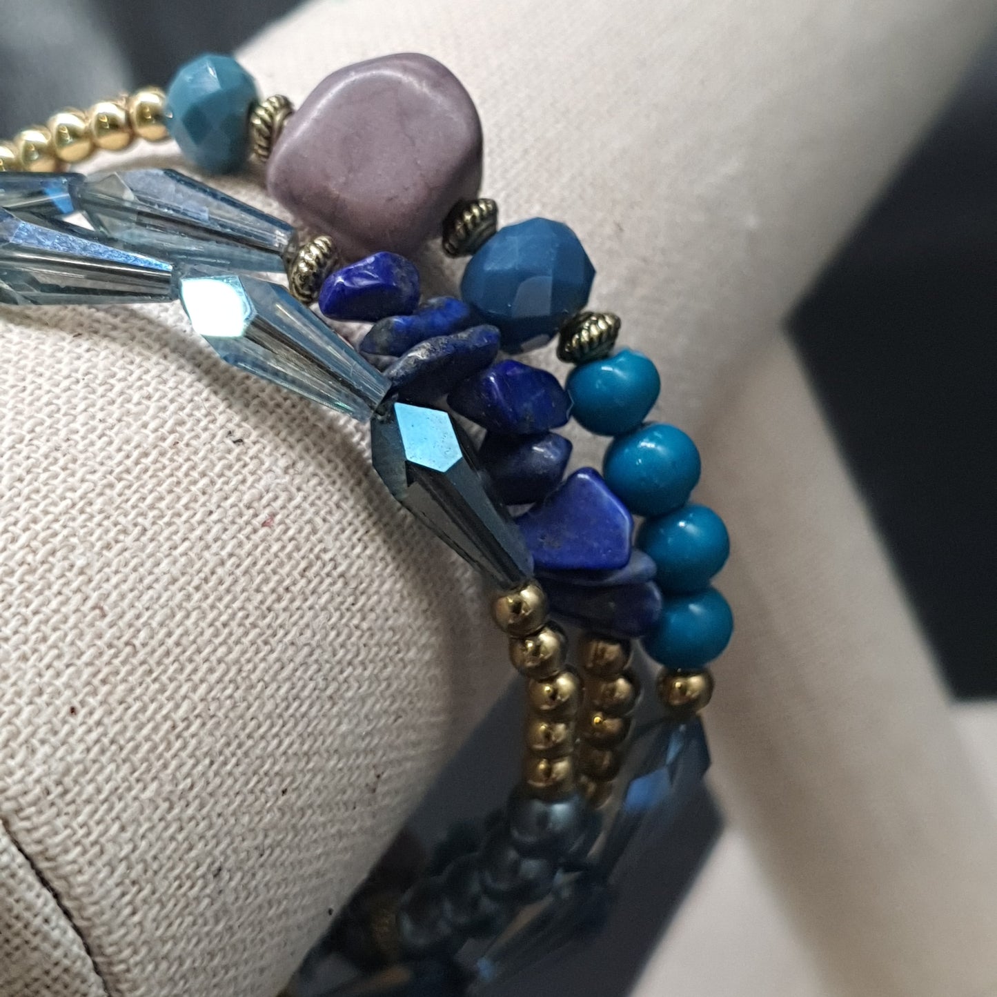Bracelet triple rang fil mémoire perles eau douce pierre naturelle facettes fantaisie pompon chaînette suédine