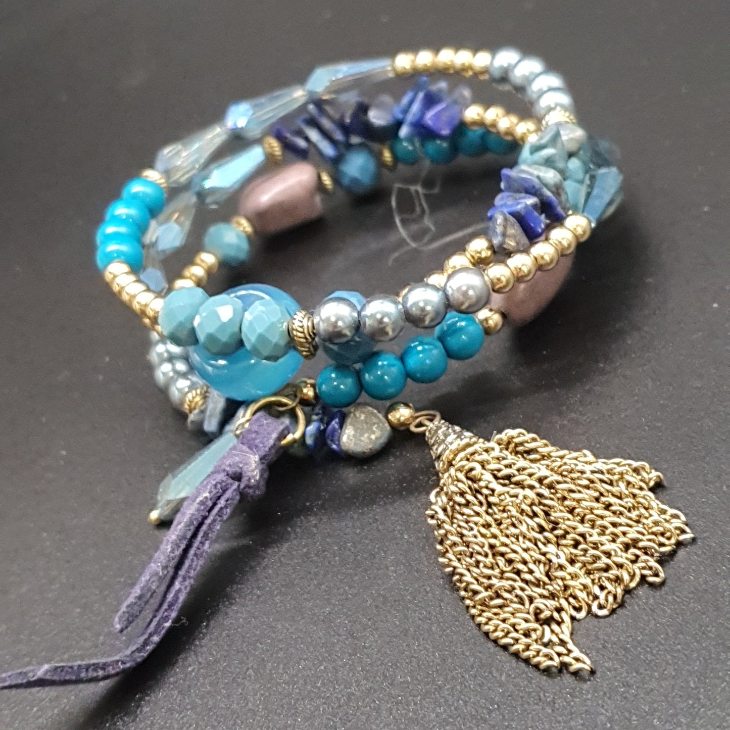 Bracelet triple rang fil mémoire perles eau douce pierre naturelle facettes fantaisie pompon chaînette suédine