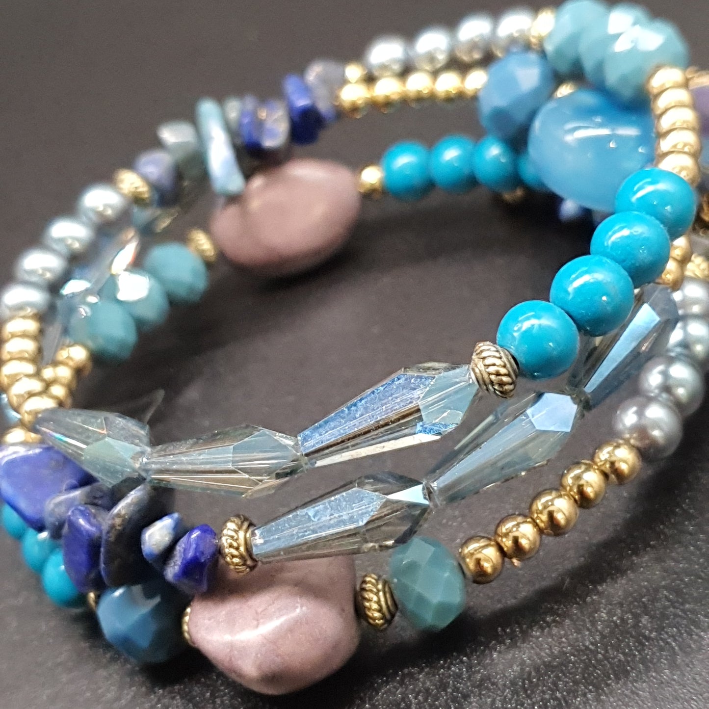 Bracelet triple rang fil mémoire perles eau douce pierre naturelle facettes fantaisie pompon chaînette suédine