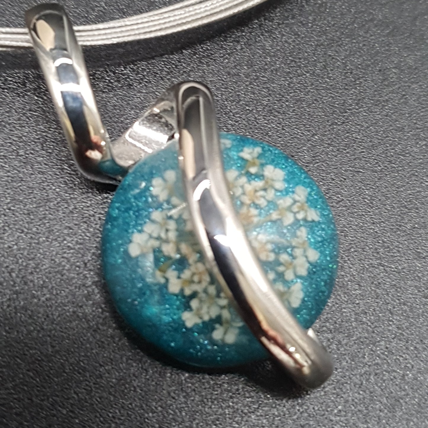 Collier câble multi-fils et pendentif rond résine – fleurs naturelles séchées