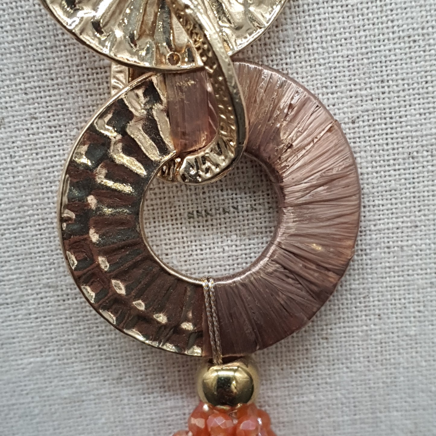 Collier sautoir multi-cordons – anneau martelé et pendentif ajouré doré