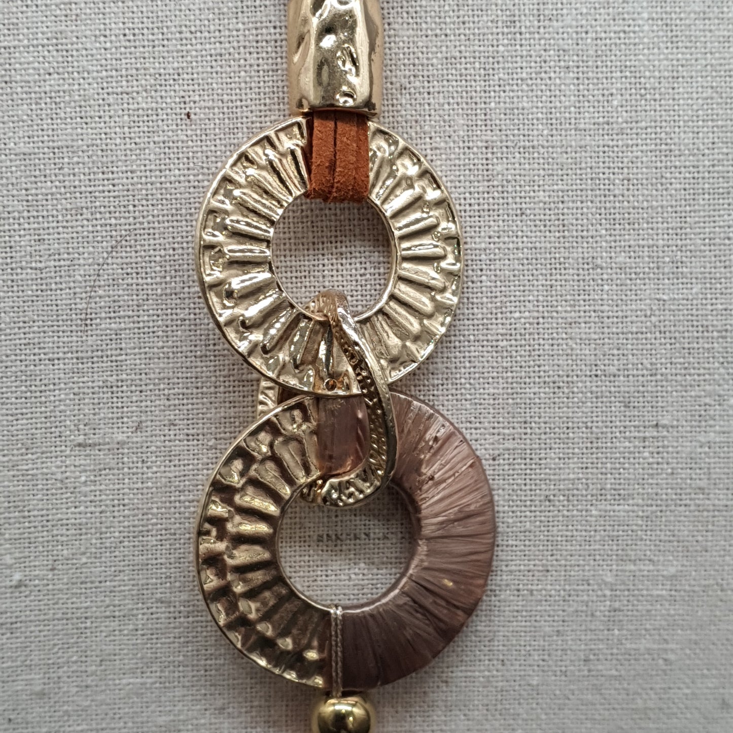 Collier sautoir multi-cordons – anneau martelé et pendentif ajouré doré
