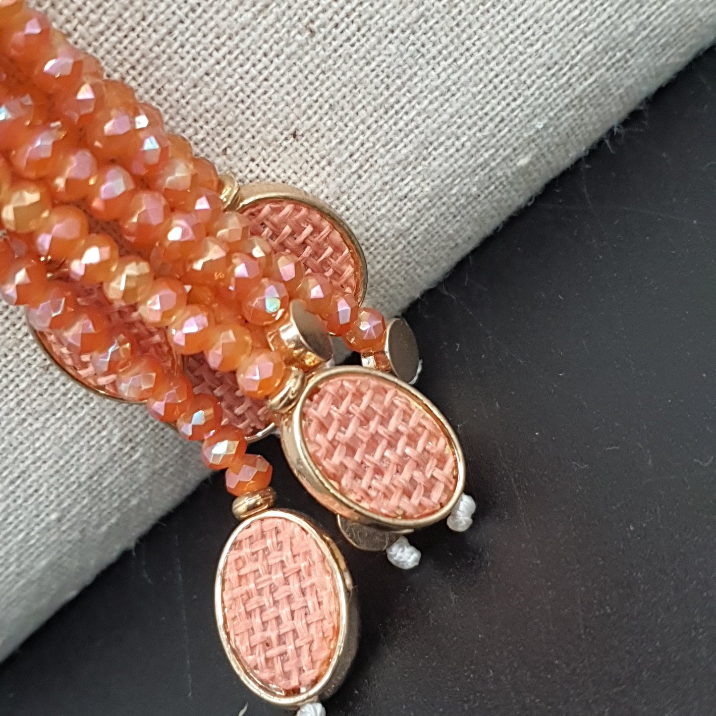 Collier sautoir multi-cordons – anneau martelé et pendentif ajouré doré