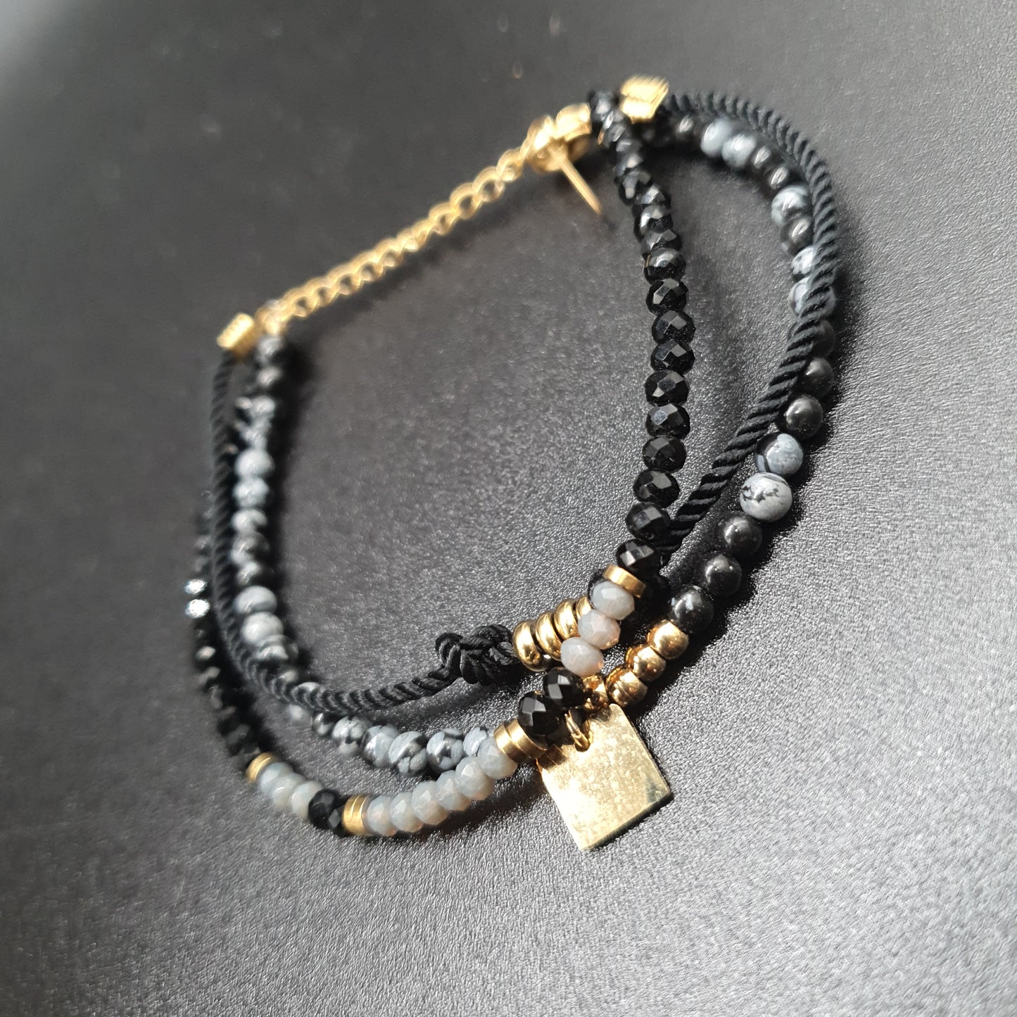 Bracelet triple rang acier inoxydable doré cordon perles eau douce facettées