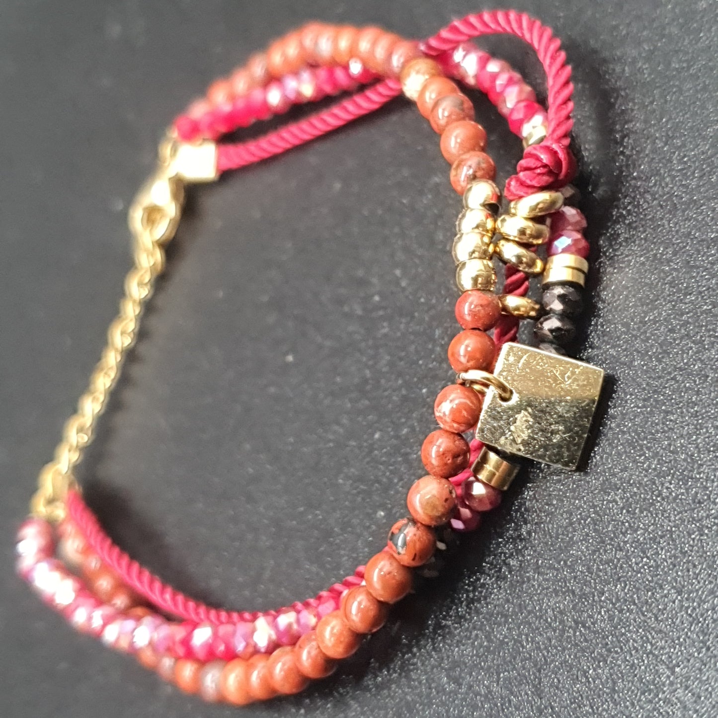 Bracelet triple rang acier inoxydable doré cordon perles eau douce facettées