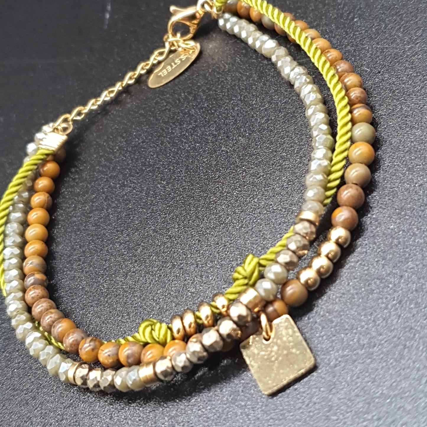Bracelet triple rang acier inoxydable doré cordon perles eau douce facettées