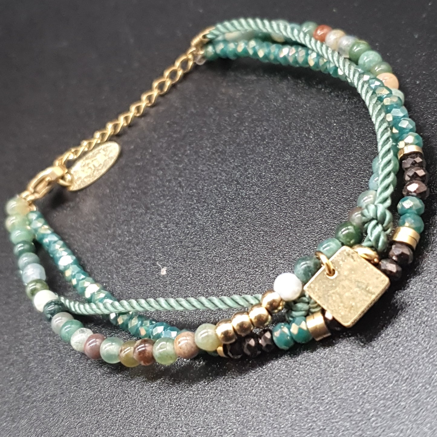 Bracelet triple rang acier inoxydable doré cordon perles eau douce facettées