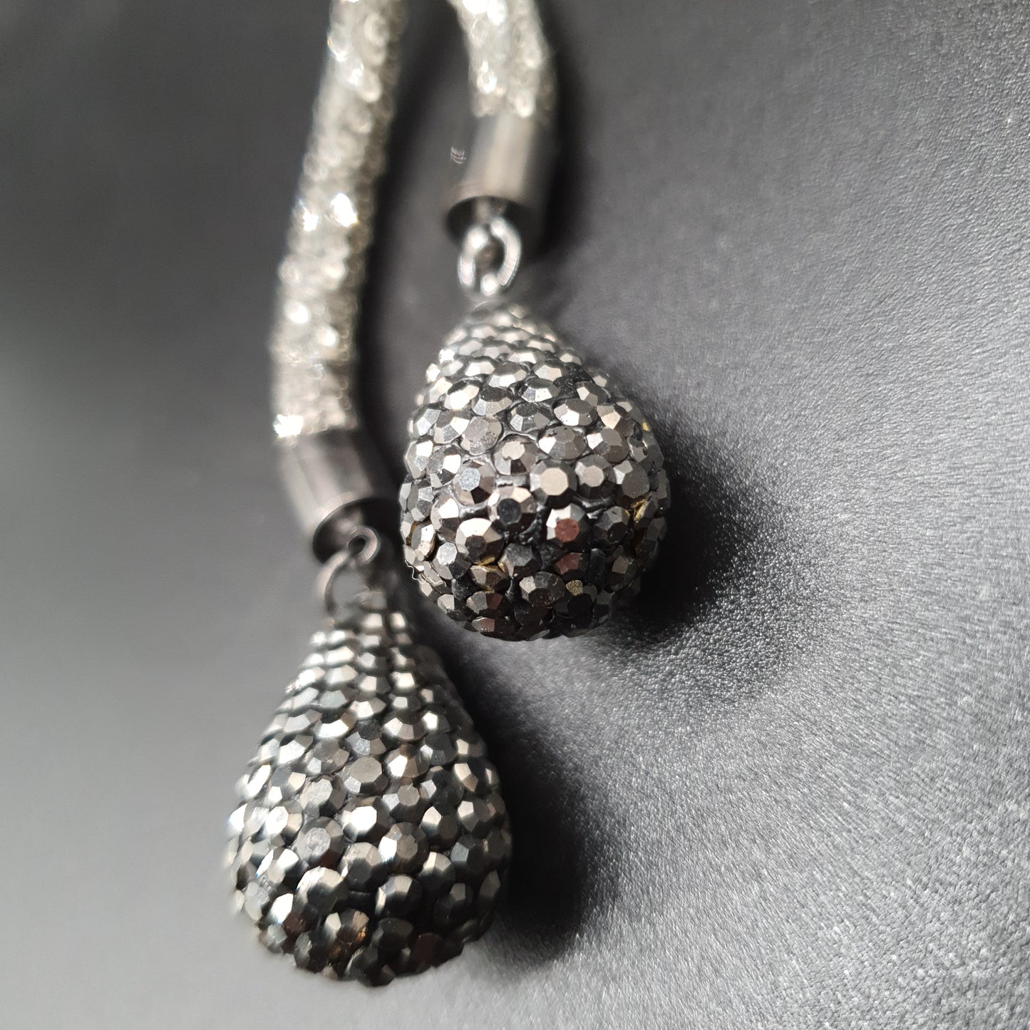 Collier sautoir chaîne maille tube rigide argentée effet strass nœud gouttes
