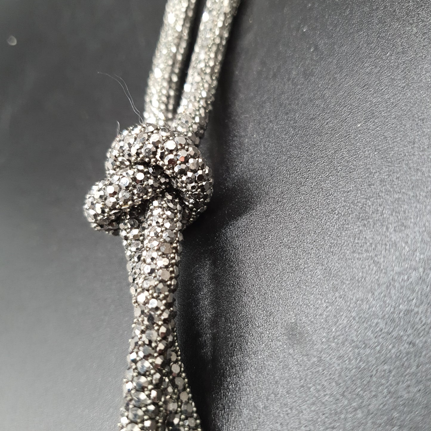 Collier sautoir chaîne maille tube rigide argentée effet strass nœud gouttes