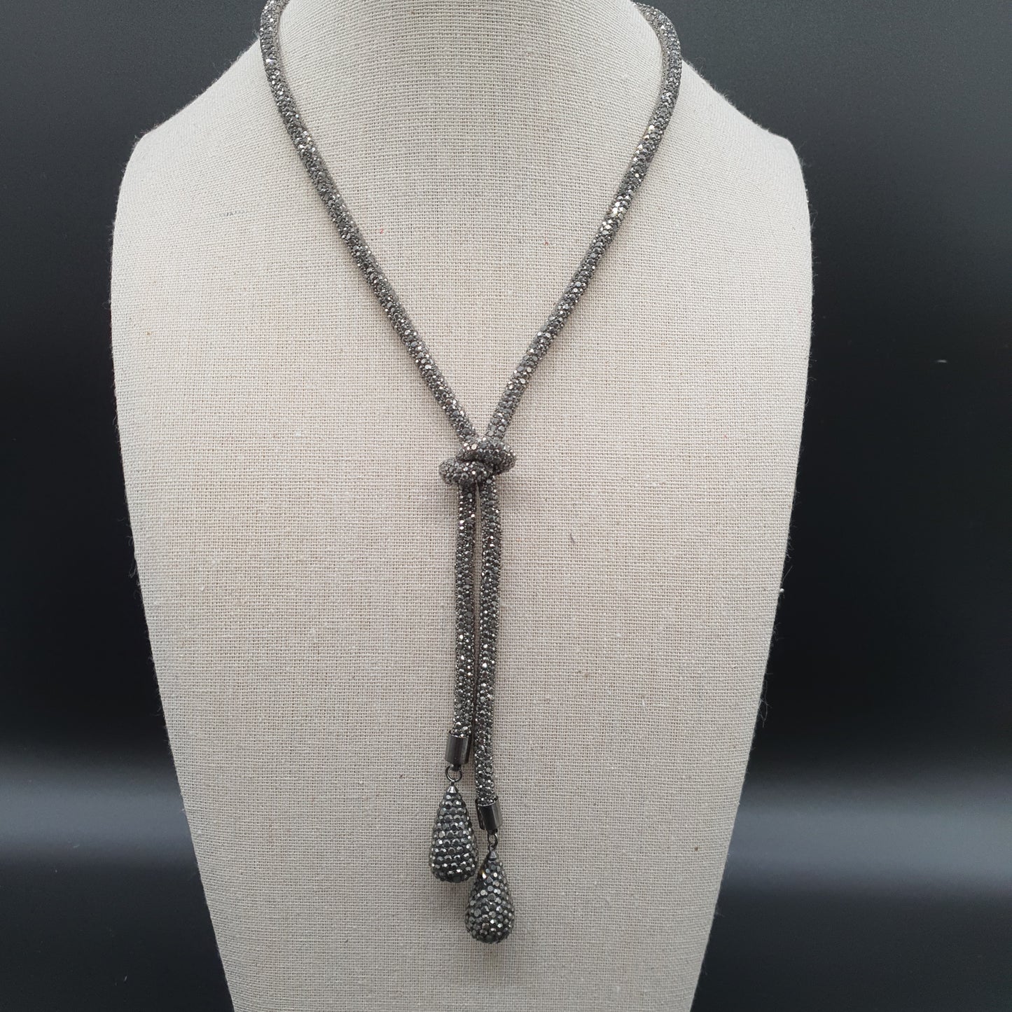 Collier sautoir chaîne maille tube rigide argentée effet strass nœud gouttes