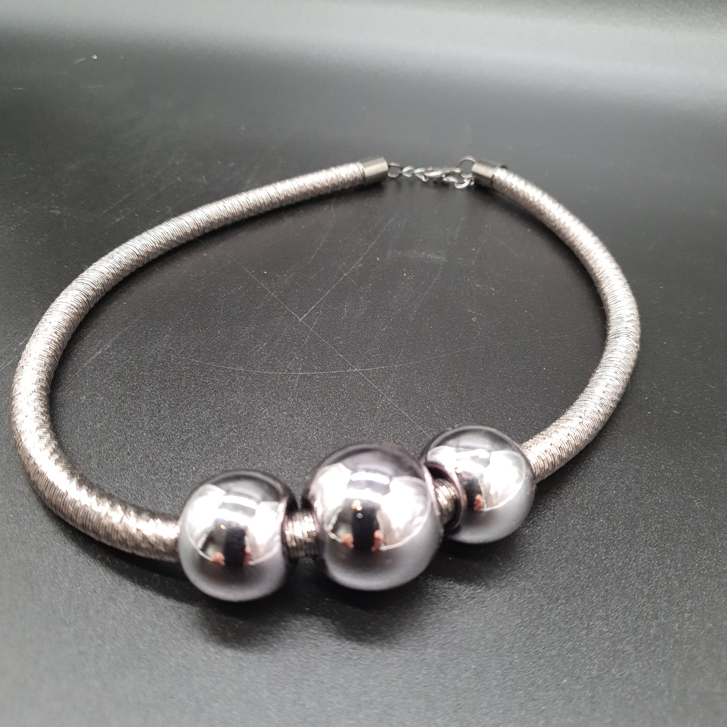 Collier tube résille métallisée argentée orné de boules brillantes