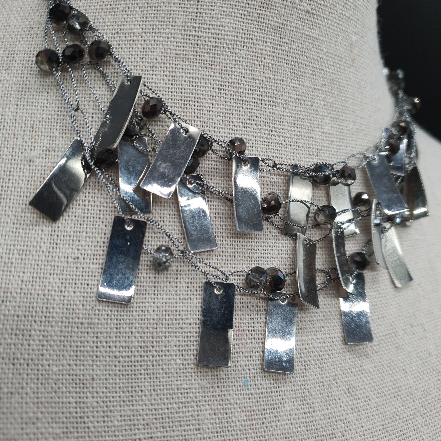Collier triple rang fines chaînes métal argenté perles à facettes pièces métalliques rectangulaires pendantes