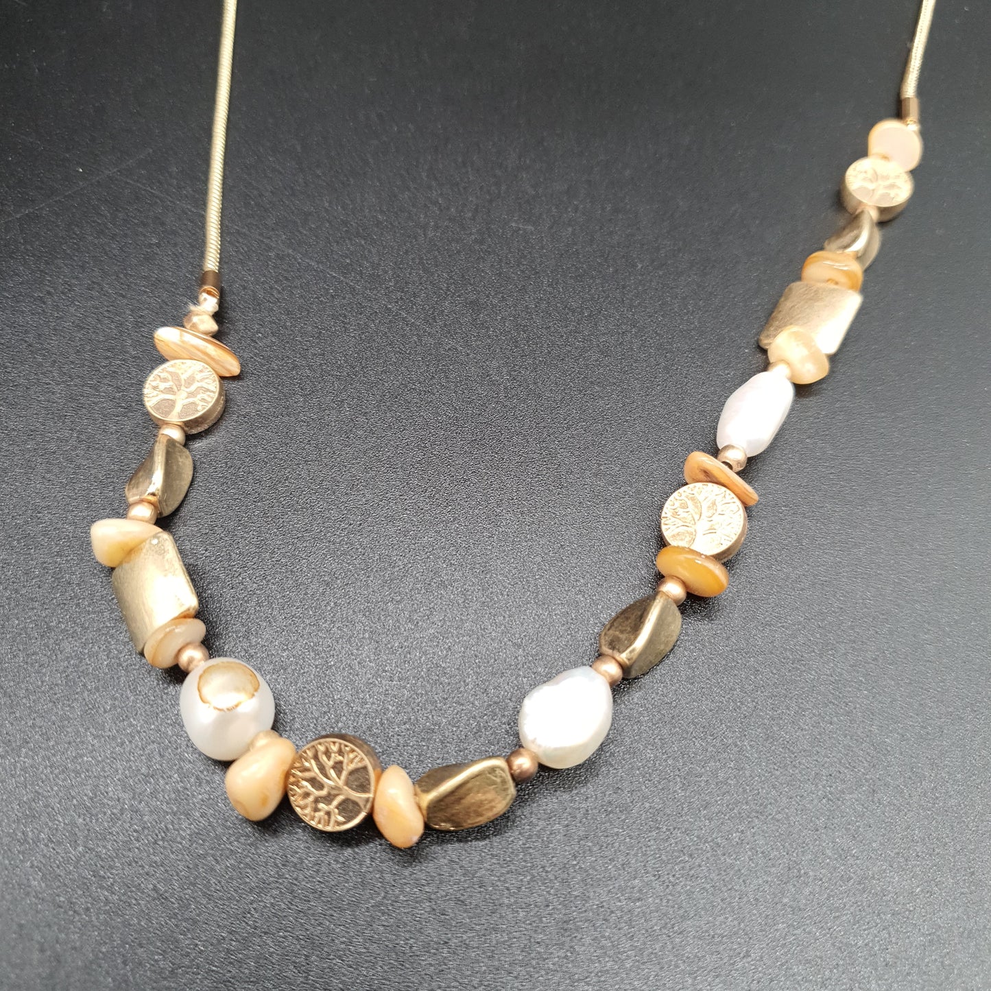 Collier doré chaîne maille serpent & pendentif arbre de vie avec perles d’eau douce