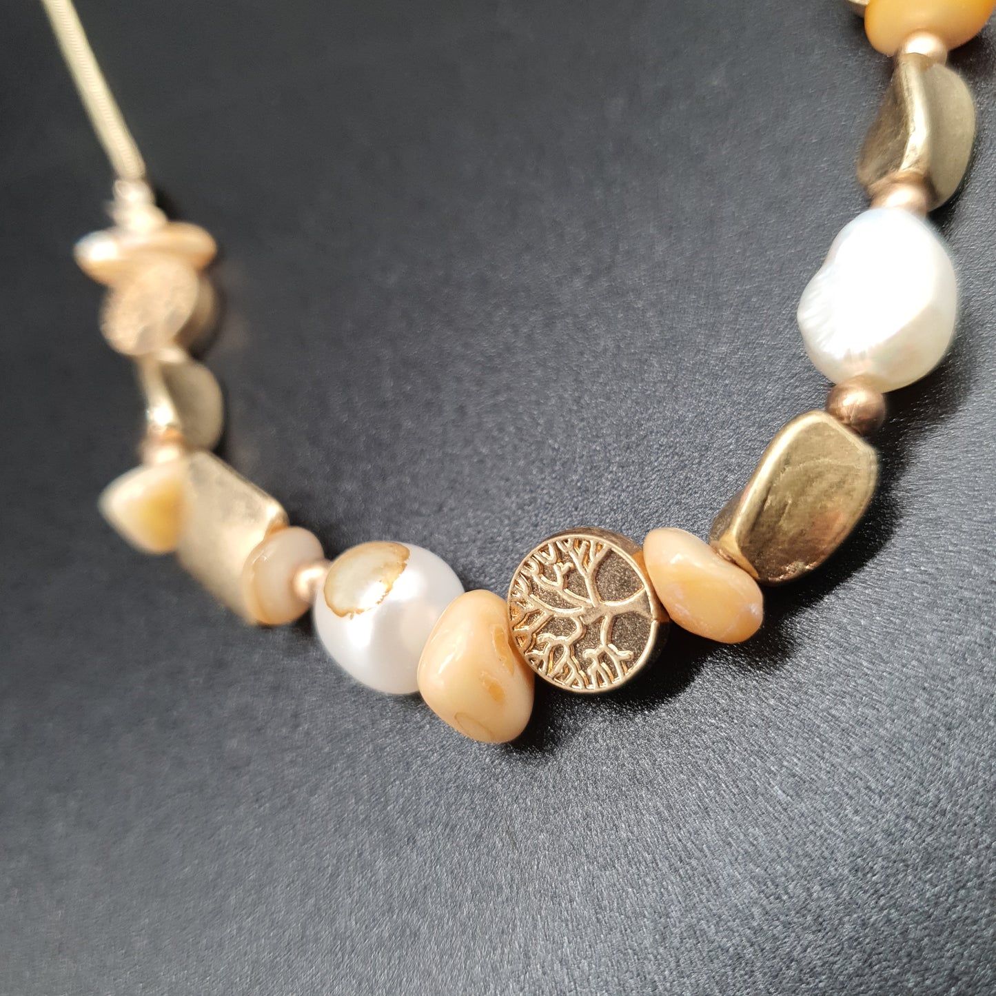 Collier doré chaîne maille serpent & pendentif arbre de vie avec perles d’eau douce