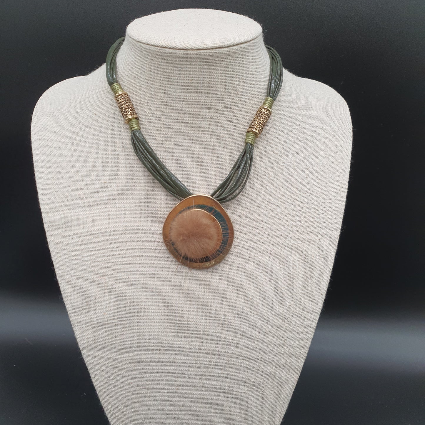 Collier multi-brins camel similicuir pendentif pièce métal doré et boucle perle crème