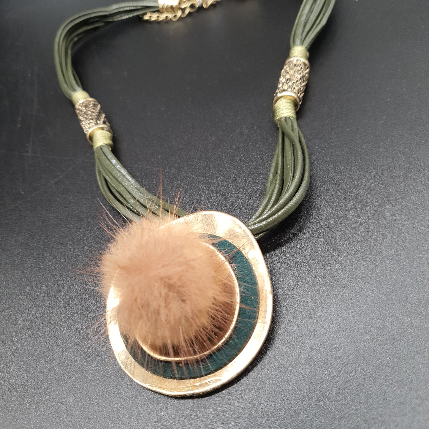 Collier multi-brins camel similicuir pendentif pièce métal doré et boucle perle crème