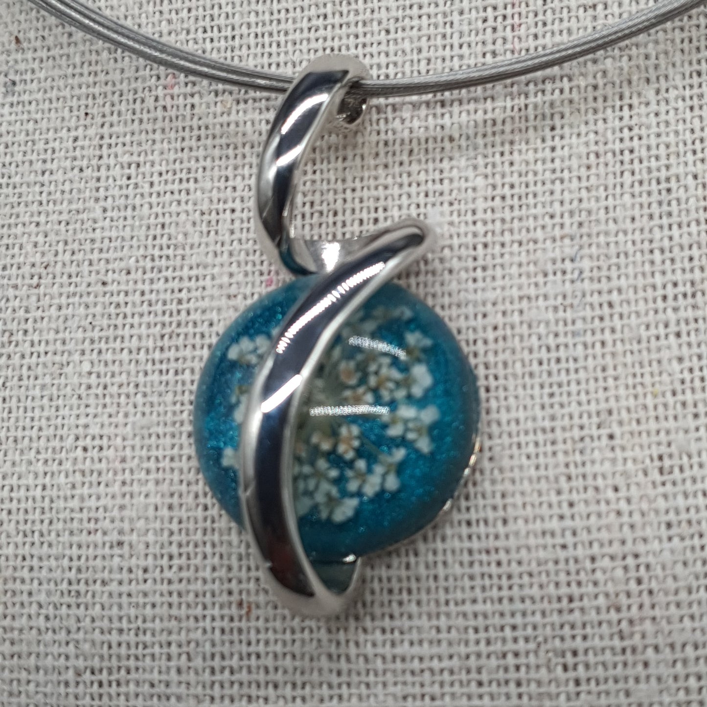 Collier câble multi-fils et pendentif rond résine – fleurs naturelles séchées