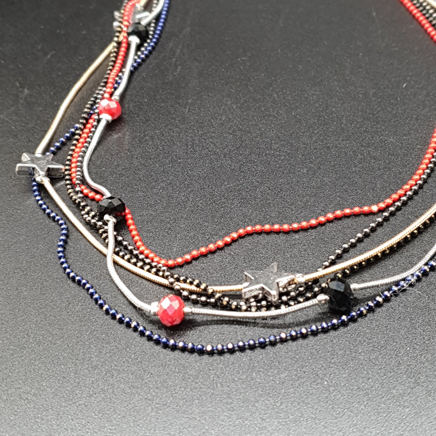 Collier multi-rangs acier argenté étoile– Chaînettes fines & perles colorées