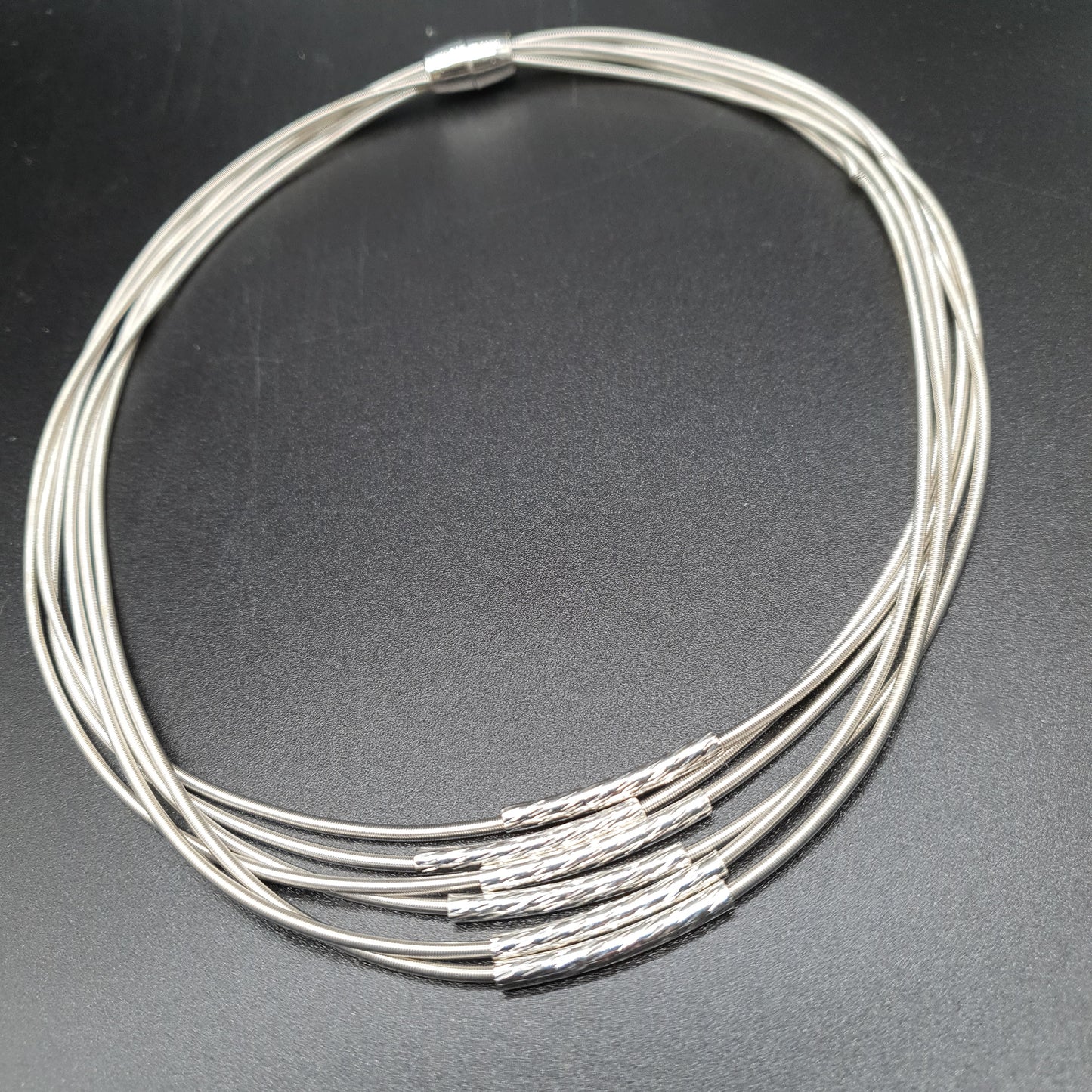 Collier aimanté multi-rangs métal martelé finition argentée
