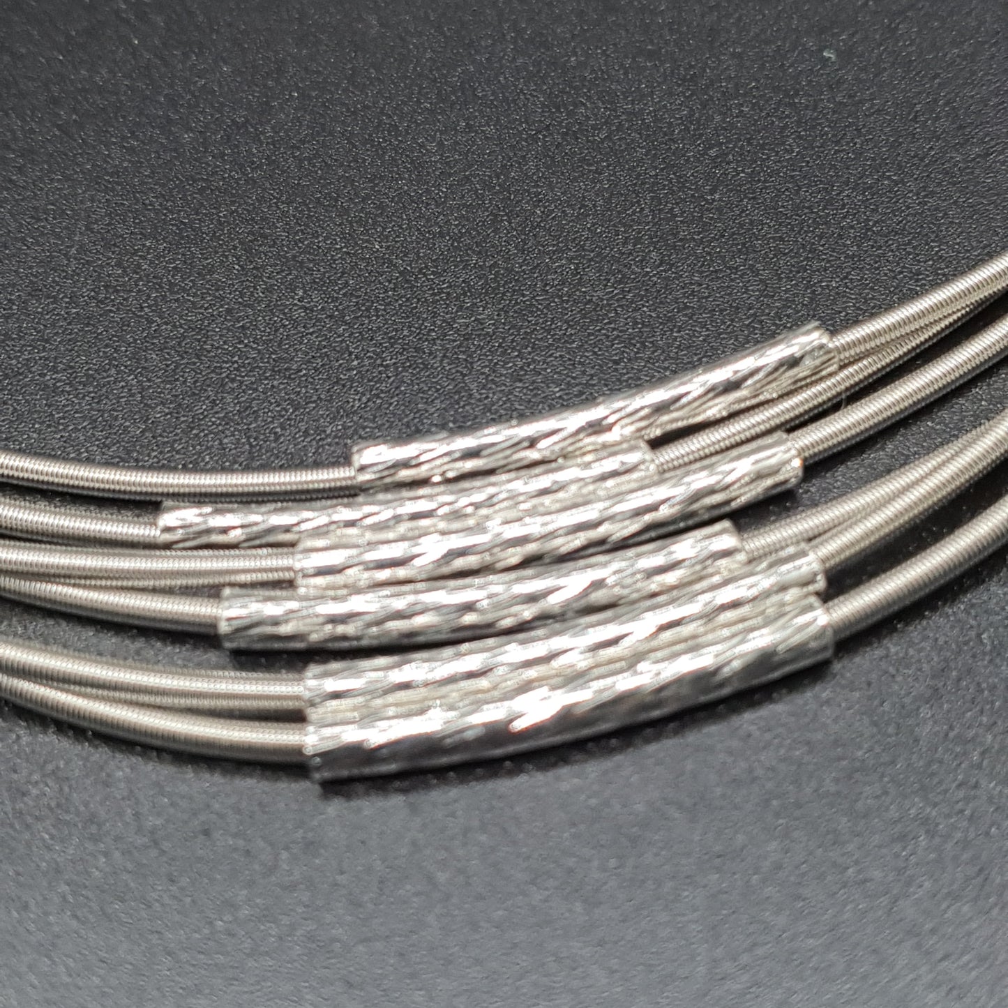 Collier aimanté multi-rangs métal martelé finition argentée