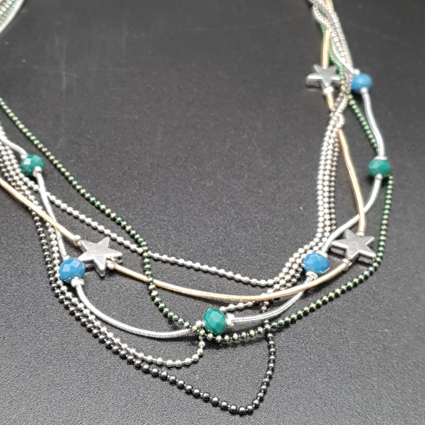 Collier multi-rangs acier argenté étoile – Chaînettes fines & perles bleues