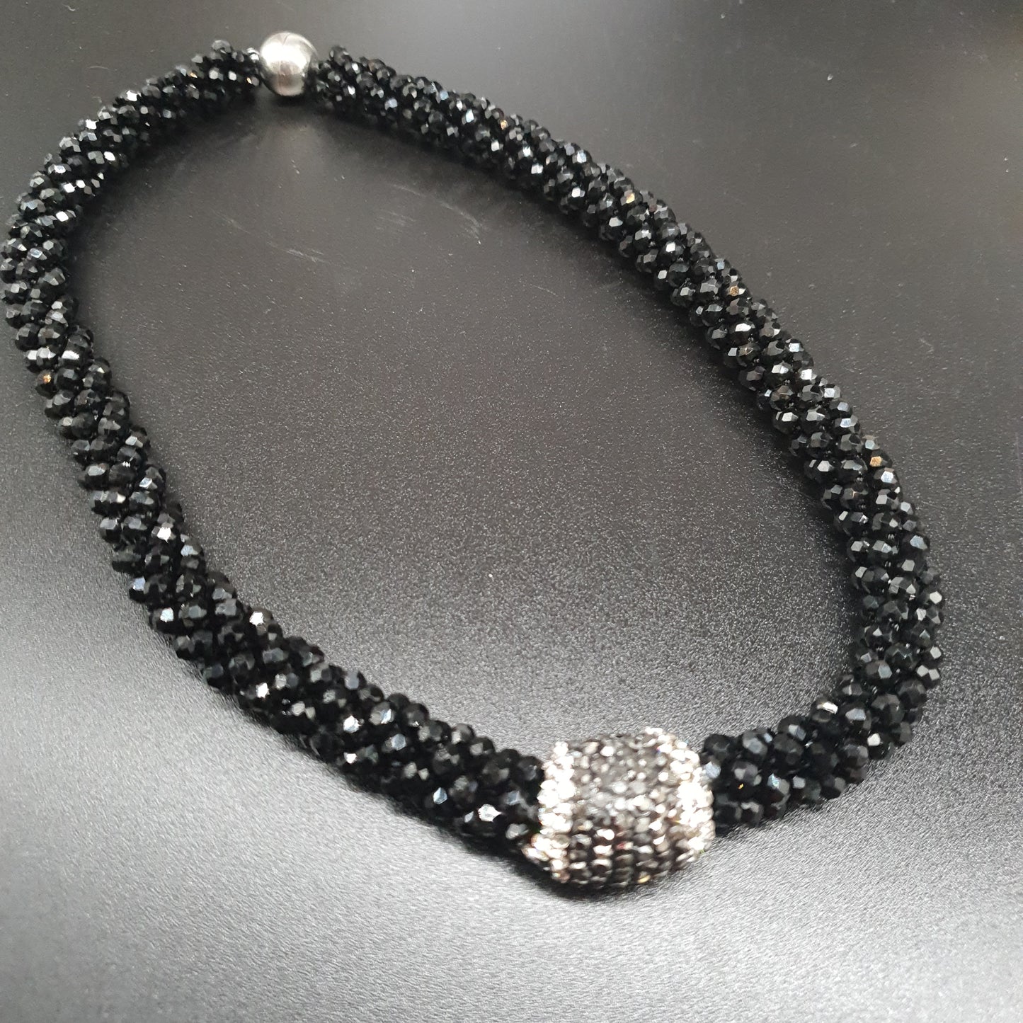 Collier aimanté perles cristal et pièce tube strass aimantée