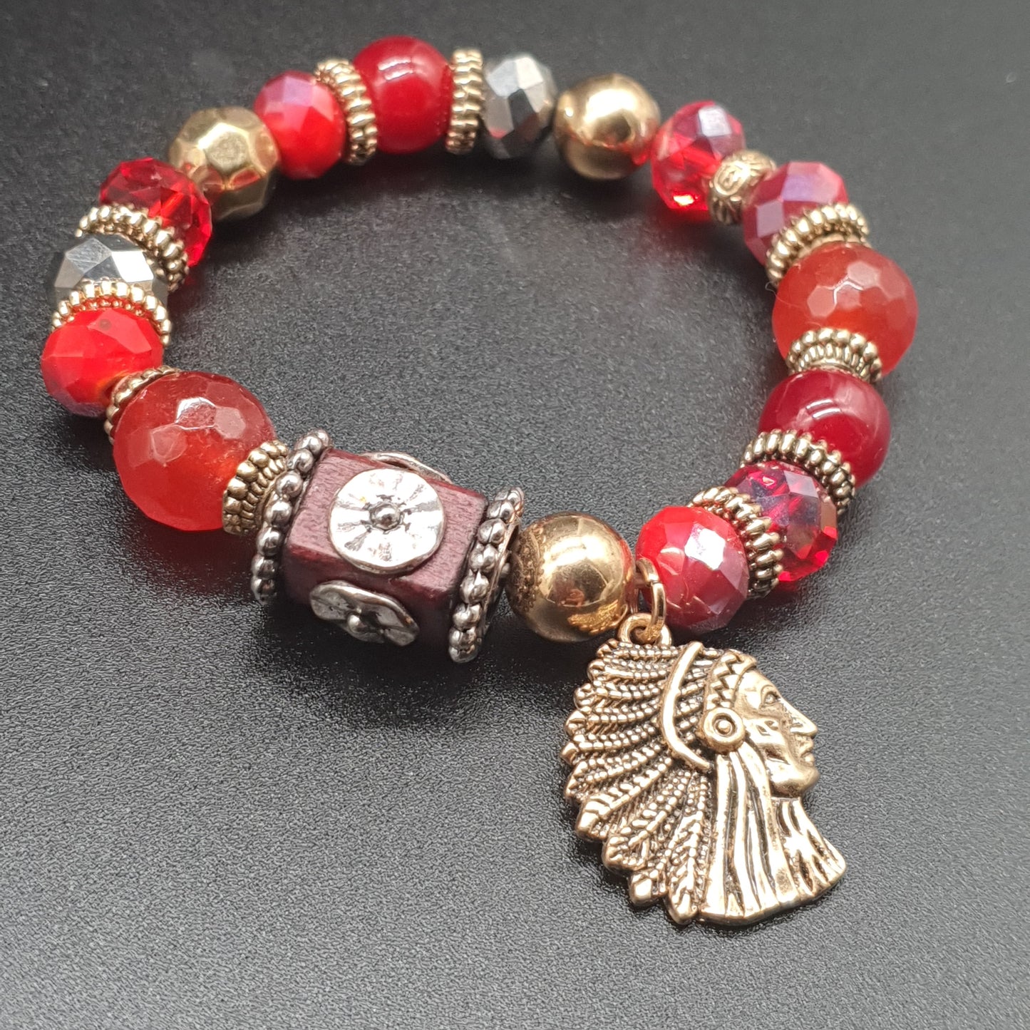 Bracelet élastique perles rouges argentées tête indien métal argenté