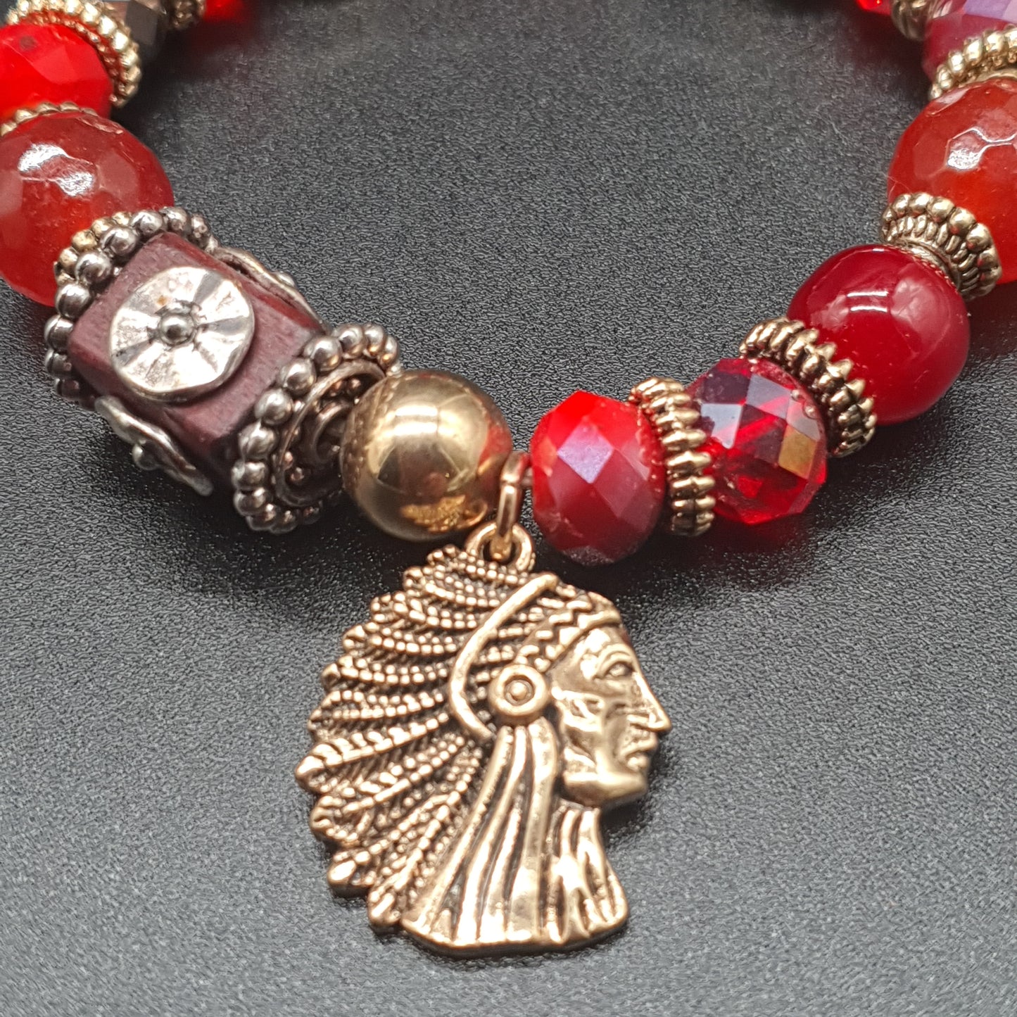 Bracelet élastique perles rouges argentées tête indien métal argenté