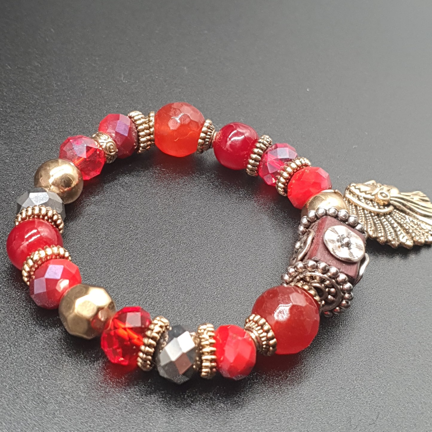 Bracelet élastique perles rouges argentées tête indien métal argenté