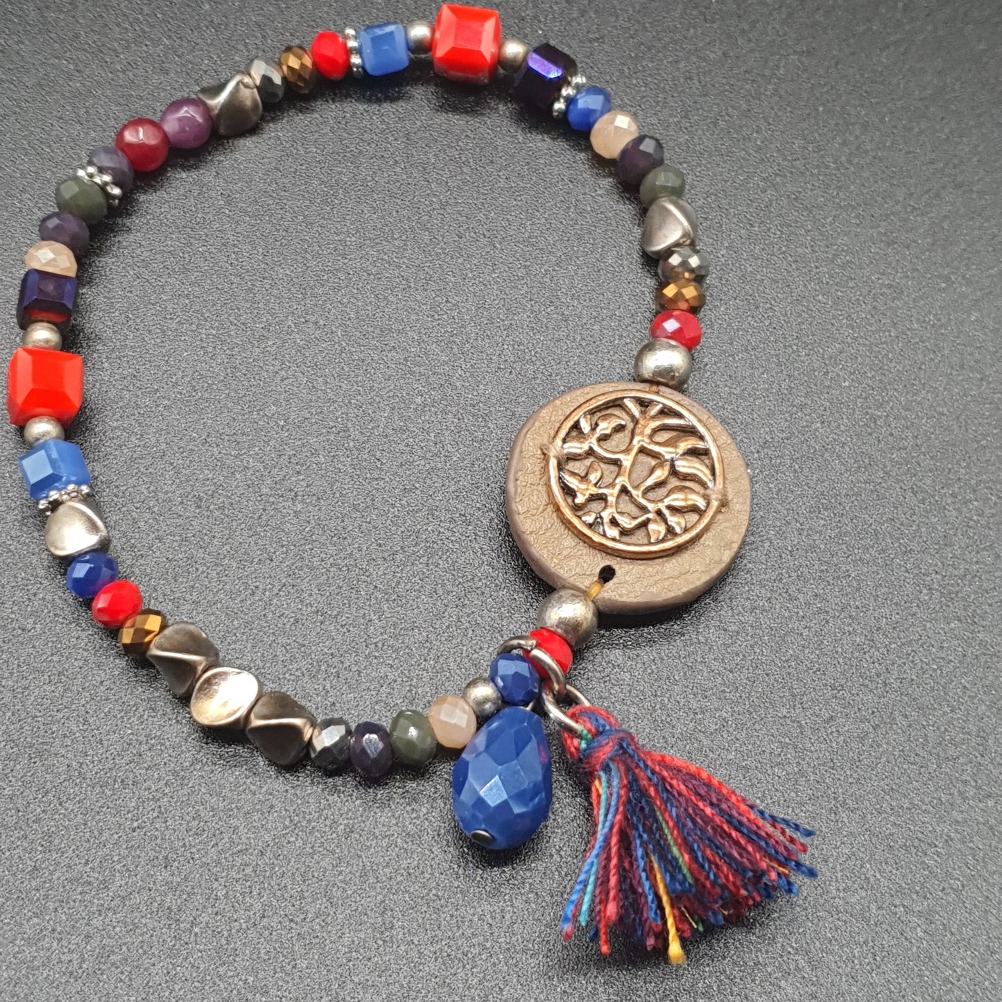 Bracelet élastique perles colorées et pompon doré