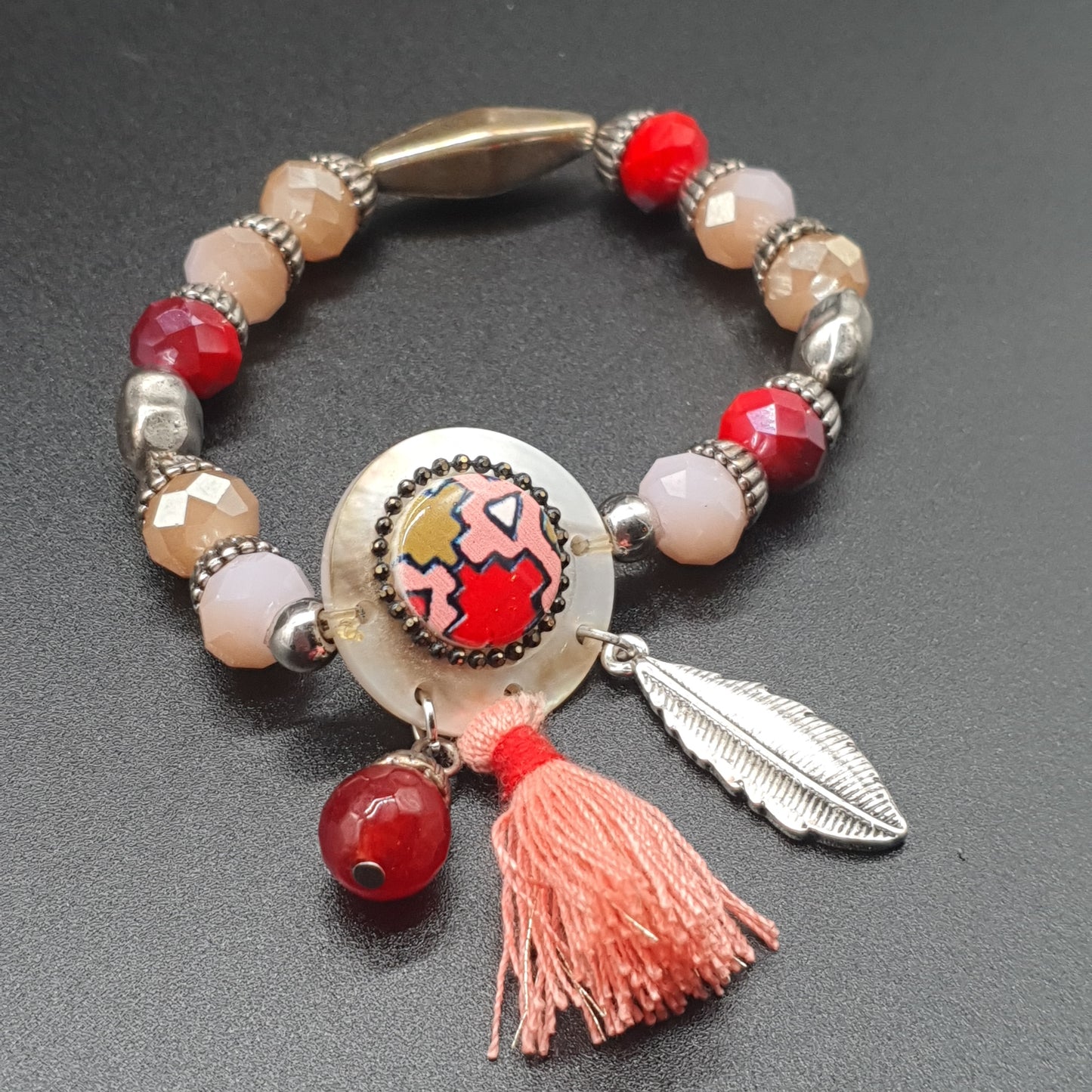 Bracelet élastique perles rouges et dorées orné d’une pièce nacre aztèque