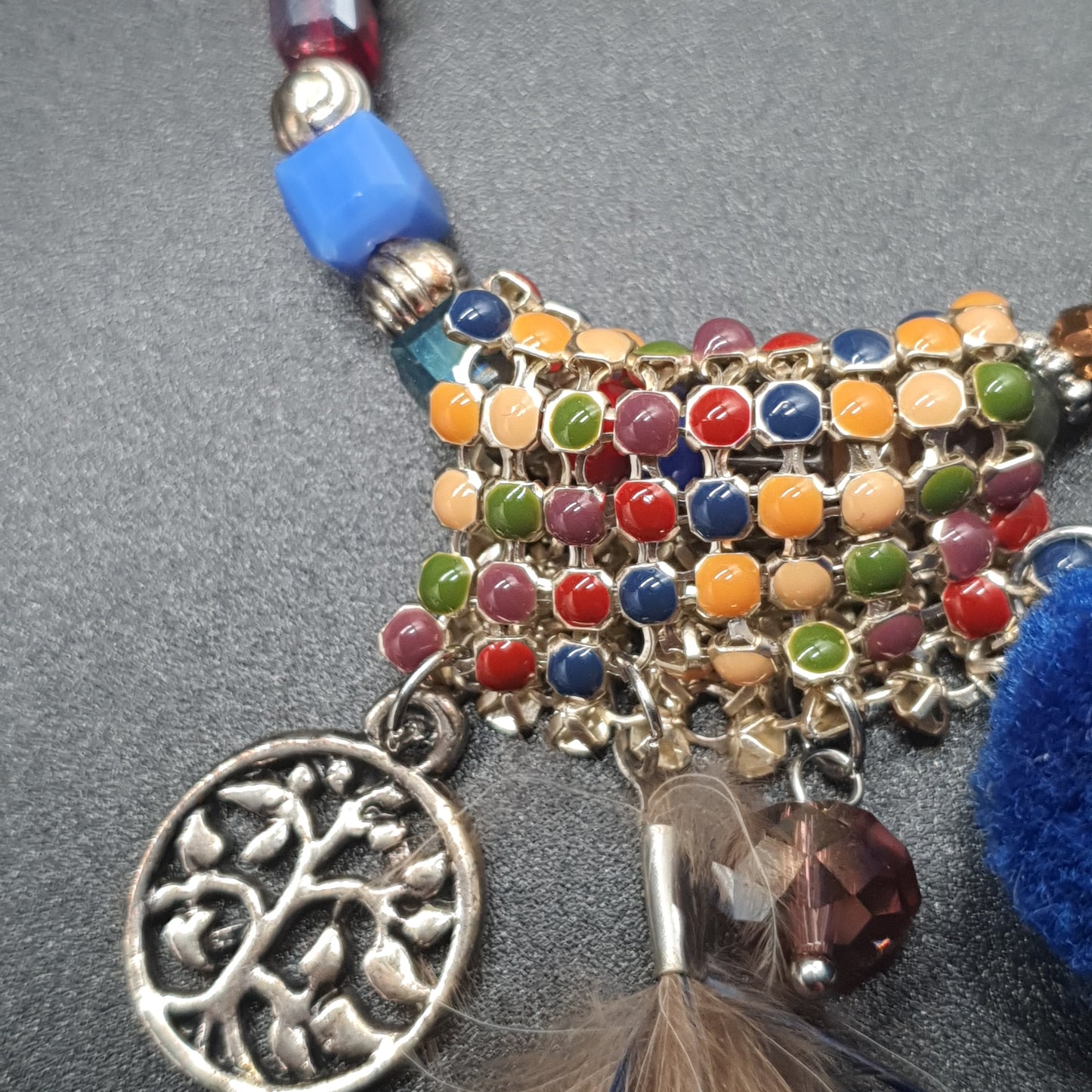 Bracelet élastique perles multicolores avec pièce tissée métal doré