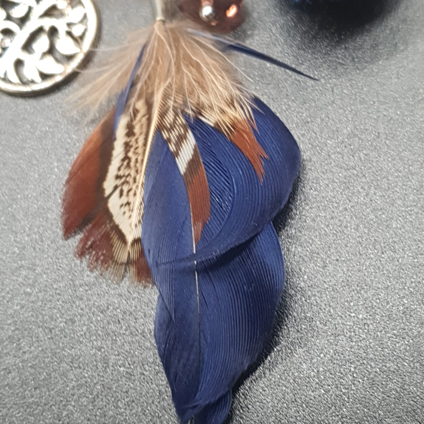 Bracelet élastique perles multicolores avec pièce tissée métal doré