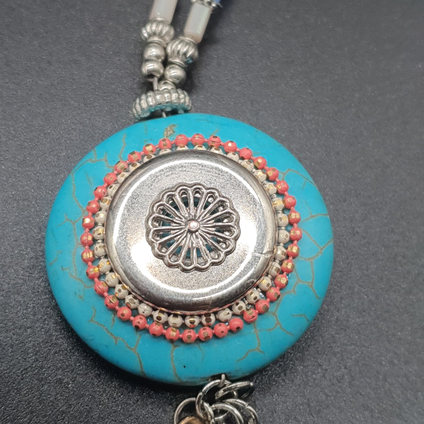 Collier sautoir cordon perles fantaisie et pièce marbrée – Bijou original coloré