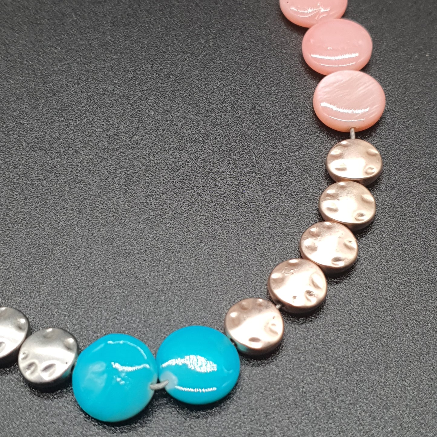Collier nacre multicolore boutons ronds & métal martelé | Chaîne réglable 45 cm + 7 cm