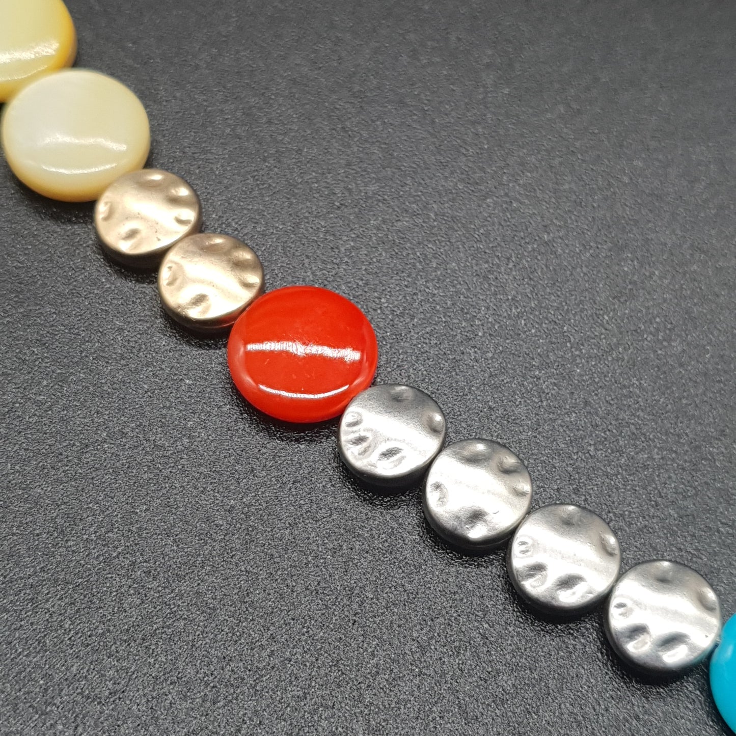 Collier nacre multicolore boutons ronds & métal martelé | Chaîne réglable 45 cm + 7 cm