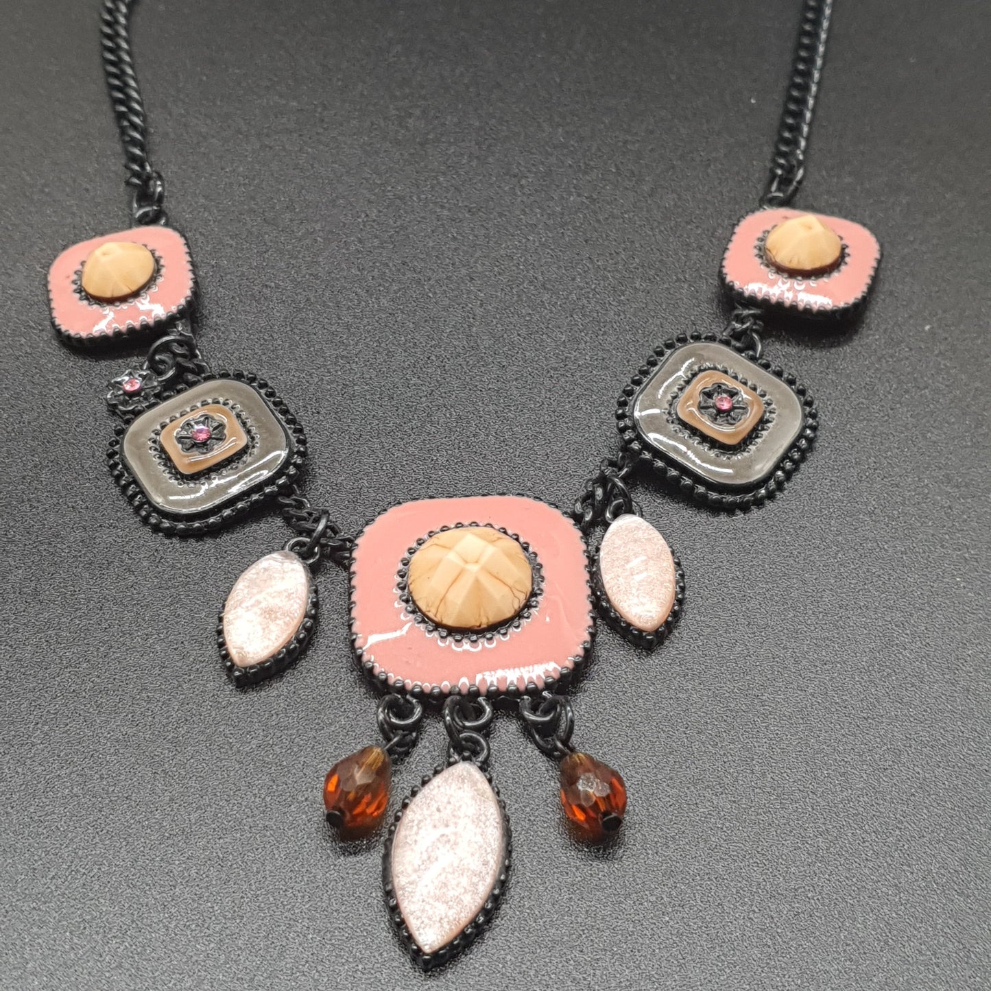 Collier chaîne maille gourmette noir pièces géométriques émail cuivre – Look moderne et audacieux