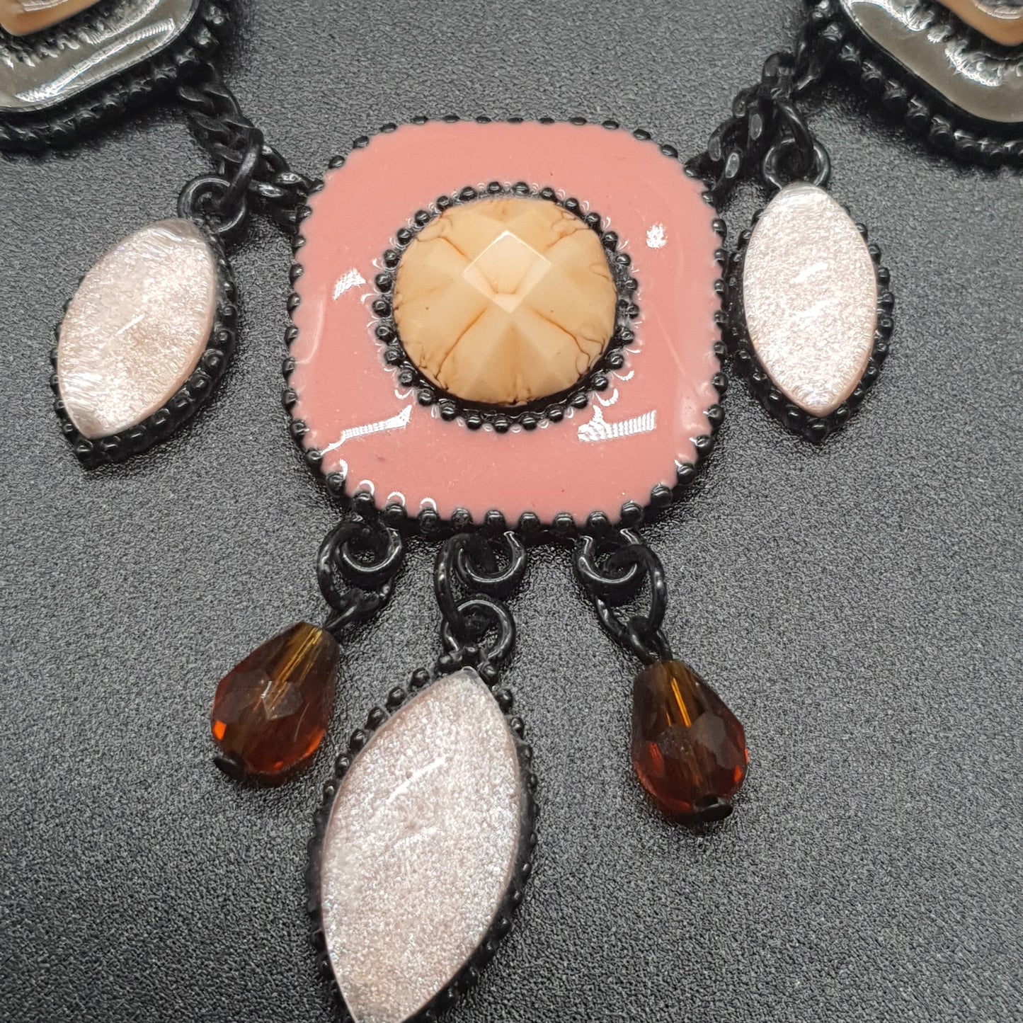 Collier chaîne maille gourmette noir pièces géométriques émail cuivre – Look moderne et audacieux