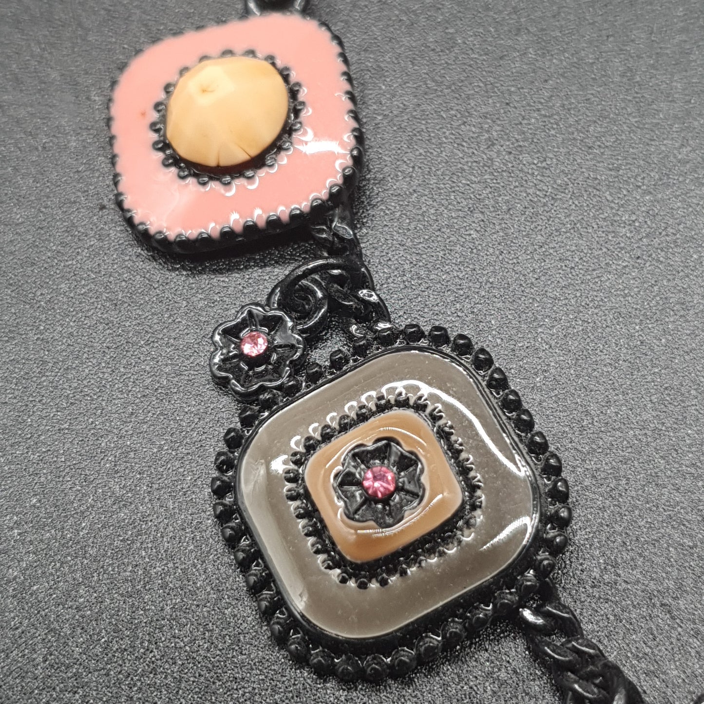 Collier chaîne maille gourmette noir pièces géométriques émail cuivre – Look moderne et audacieux